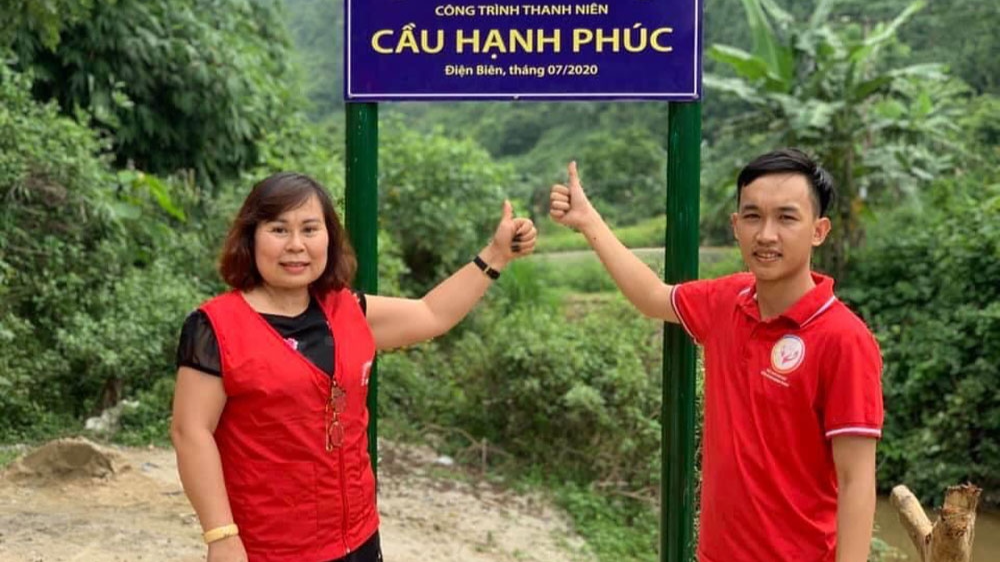 Nguyễn Xuân Trường (bên phải_là chàng thủ lĩnh Đoàn trẻ tuổi với nhiều hoạt động tình nguyện và bảo vệ môi trường