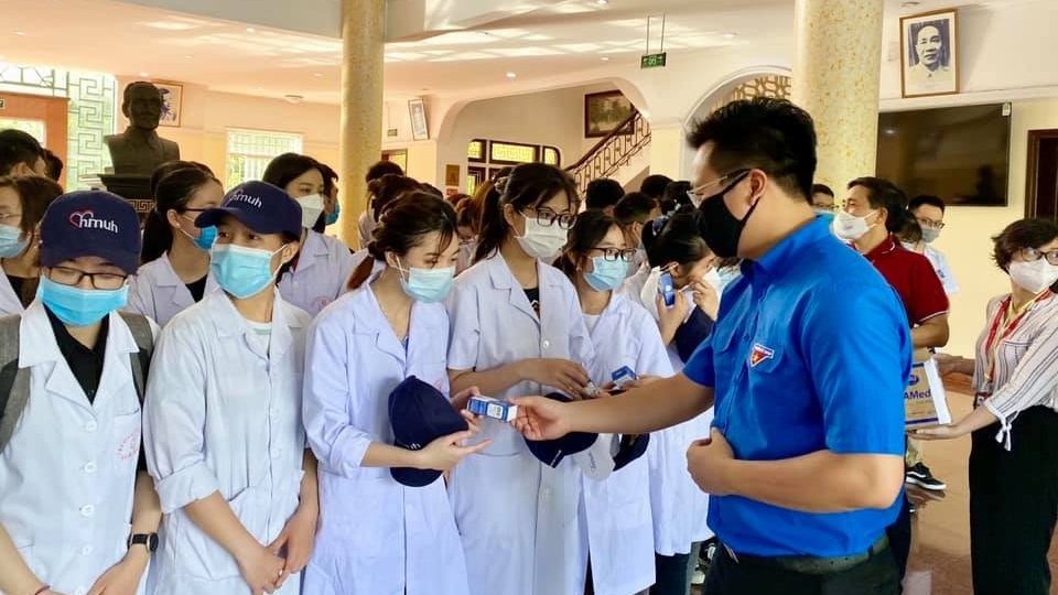 Đồng chí Trần Quang Hưng, Phó Bí thư Thành đoàn Hà Nội tặng quà động viên sinh viên trường Đại học Y Hà Nội trước khi lên đường.