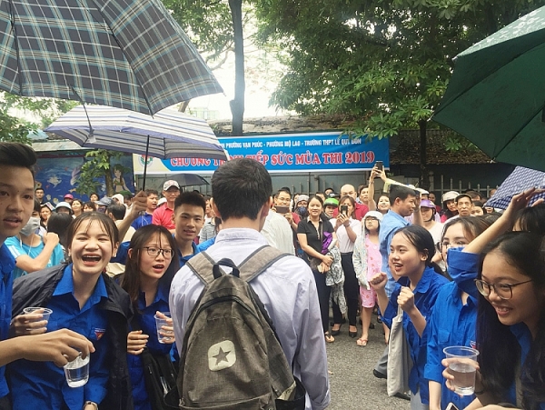 thi vao lop 10 cong lap ha noi de van sat kien thuc kho va hay o cau nghi luan