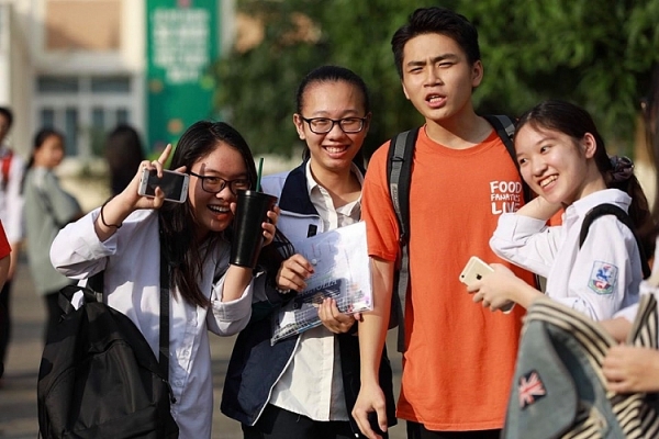 de thi mon toan vao lop 10 ha noi thi sinh nhan mat vi kho va dai