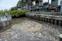 Rác - rác - rác... từ trên bờ xuống dưới kênh