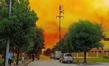 Đám khói vàng như nghệ bao phủ bầu trời khiến người dân Hải Dương lo lắng