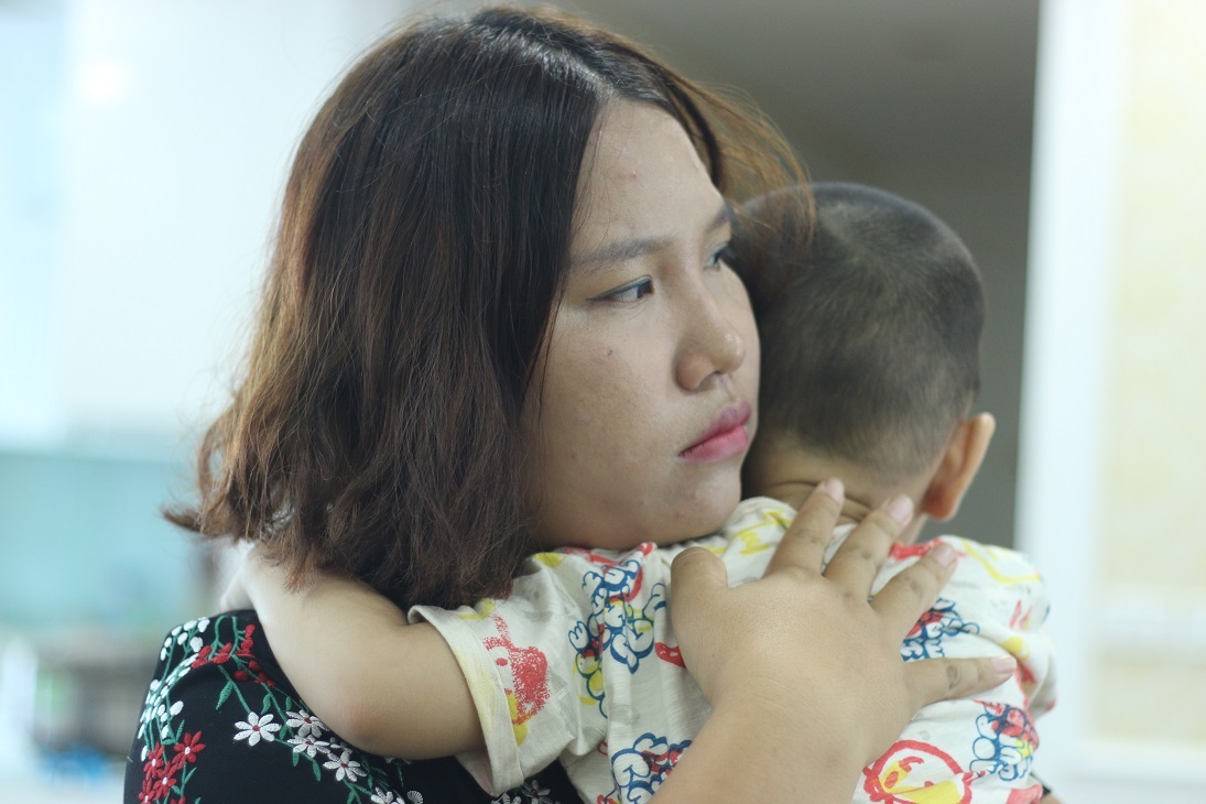 buoc thoi viec co giao tat tre 3 tuoi bam mat