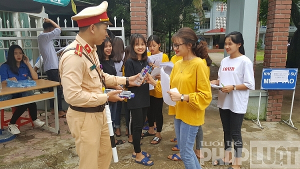 thi ngoai ngu thi sinh ha noi bat ngo vi de de thi sinh lai chau than kho