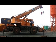 Cần cẩu công trường móc rách tinh hoàn nam thanh niên