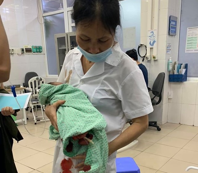 Hà Nội: Bé sơ sinh bị bỏ rơi dưới hố gas trong nắng nóng 40 độ C