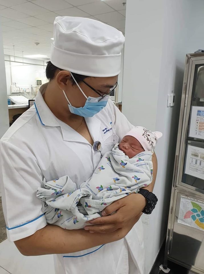 Lại một em bé chưa cắt rốn bị mẹ bỏ rơi đáng thương giữa đêm khuya