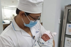 Lại một em bé chưa cắt rốn bị mẹ bỏ rơi đáng thương giữa đêm khuya