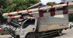 Hà Nội: Xe tải đâm sập thanh chắn hạn chế chiều cao cầu vượt Thái Hà - Chùa Bộc