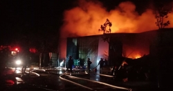 Hà Nội: Cháy nổ lớn tại kho hàng lúc nửa đêm