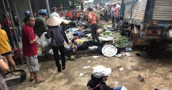 Xe tải lật đè nhiều tiểu thương, ít nhất 3 người chết, 8 người bị thương