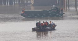 Hà Nội: Chưa trục vớt được vật thể nghi là bom gần cầu Long Biên