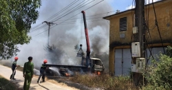 Cần cẩu vướng dây điện, xe tải cháy rụi, tài xế tử vong thương tâm