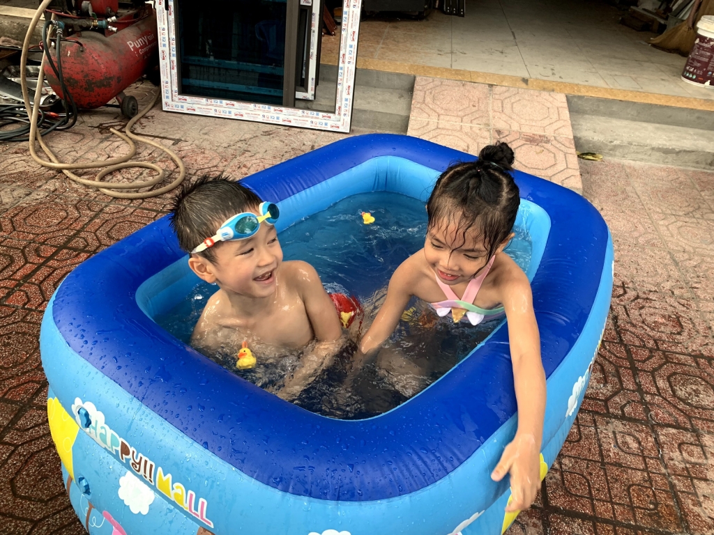 Đã lâu không được đi bơi do dịch, chị Vân quyết định tặng cho con một buổi bơi tại nhà và cùng chơi với con