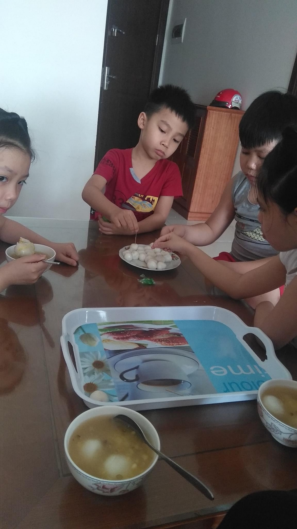 Gia đình chị Hòa tổ chức làm bánh, quây quần bên nhau