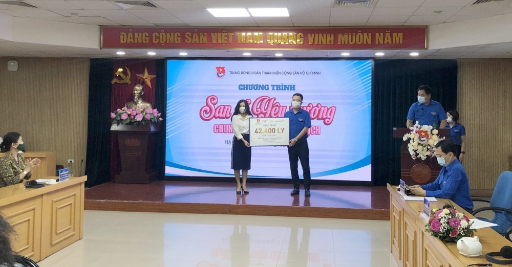 Trao tặng 42.000 ly sữa tiếp sức vùng dịch tại Bắc Giang