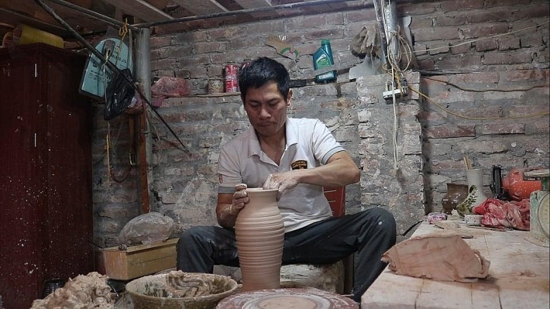 Nghệ nhân khiếm thính gìn giữ cách làm gốm thủ công ở Bát Tràng