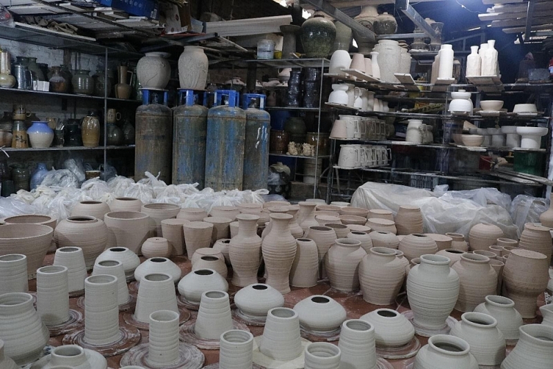 Nghệ nhân khiếm thính gìn giữ cách làm gốm thủ công ở Bát Tràng
