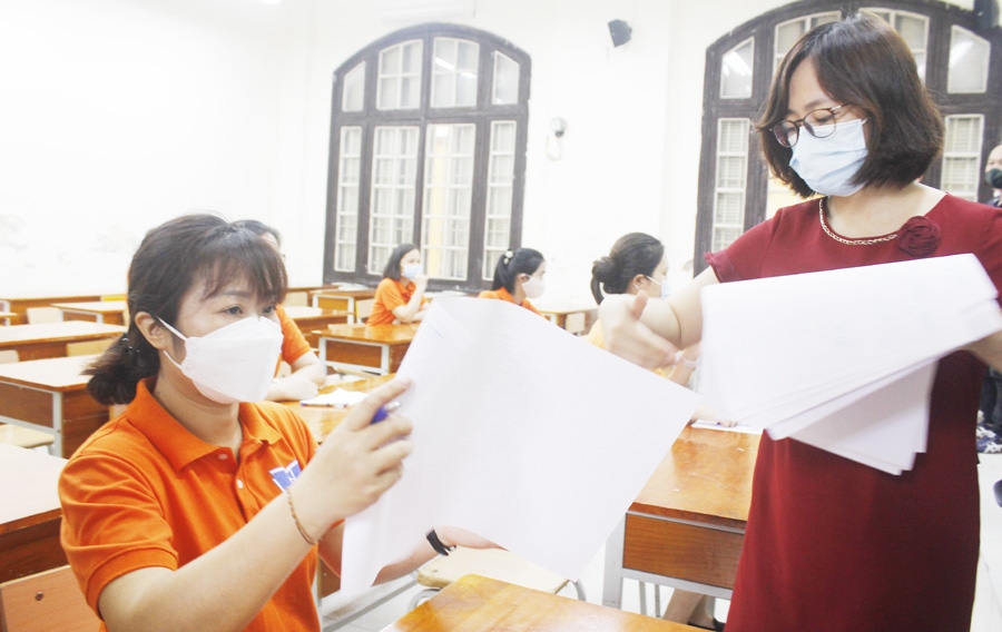 Sáng nay (12/6), hơn 93.000 thí sinh Hà Nội tham gia kỳ thi tuyển sinh vào lớp 10