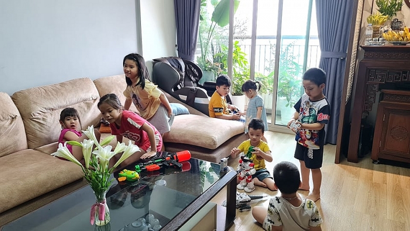 Hàng quán Hà Nội được mở cửa đón khách, cha mẹ từng ngày mong con được tới trường