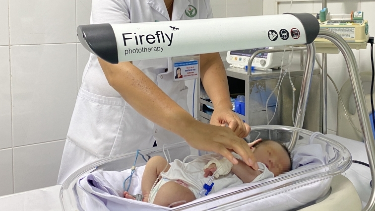 Phẫu thuật nội soi chữa thoát vị hoành bẩm sinh cho bệnh nhi 1 ngày tuổi