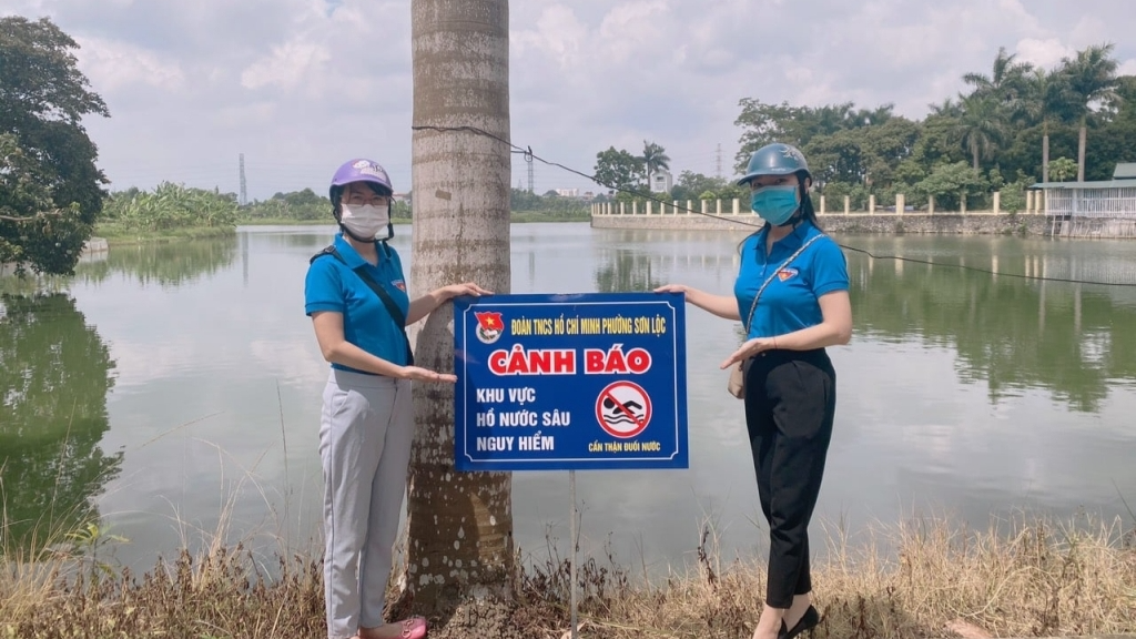 Đoàn viên, thanh niên thị xã Sơn Tây (Hà Nội) cắm biển cảnh báo phòng tai nạn đuối nước cho trẻ em