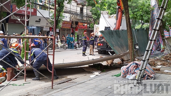 can canh ngoi nha do sap tren pho hang bong