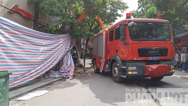 can canh ngoi nha do sap tren pho hang bong