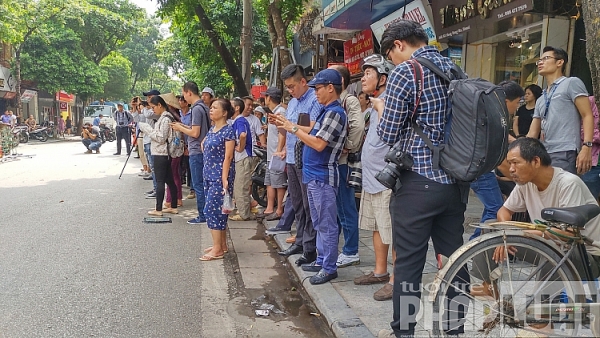 can canh ngoi nha do sap tren pho hang bong