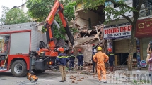 Cận cảnh ngôi nhà đổ sập trên phố hàng Bông