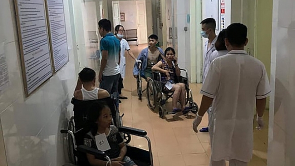 Quảng Ninh: Xe chở 20 du khách lao xuống vực, 2 người chết