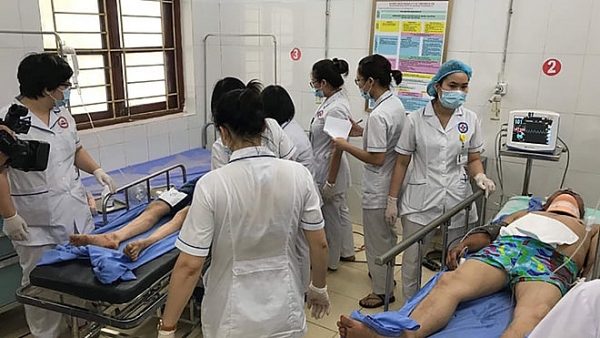 Quảng Ninh: Xe chở 20 du khách lao xuống vực, 2 người chết