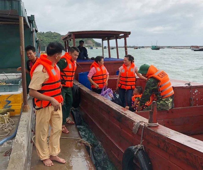 giai cuu thuyen vien mac ket tren bien o co to truoc khi bao so 2 do bo vtc news