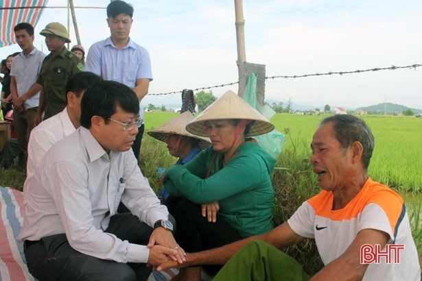 tai nan o ha tinh am anh tieng khoc xe long ben nhung vong hoa trang