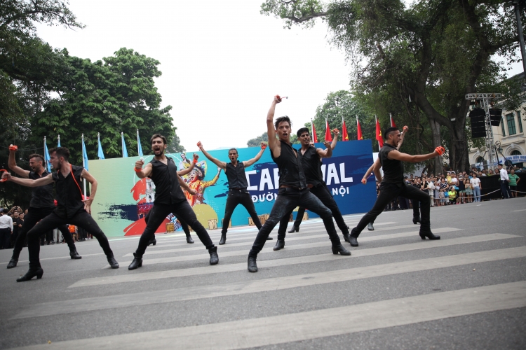 carnival duong pho khuay dong ho guom ky niem 20 nam thanh pho vi hoa binh