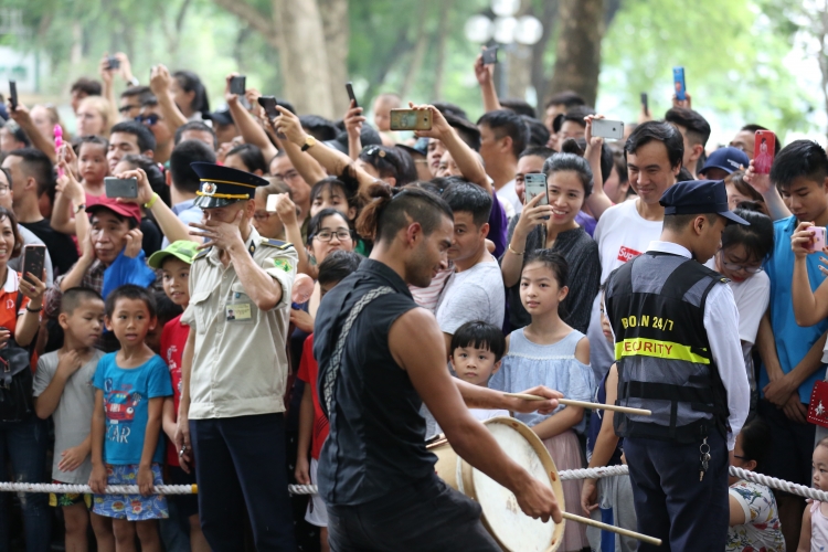 carnival duong pho khuay dong ho guom ky niem 20 nam thanh pho vi hoa binh