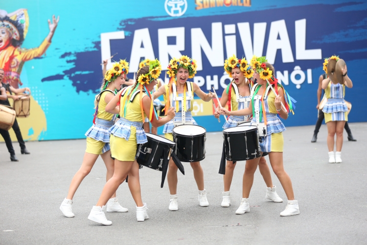 carnival duong pho khuay dong ho guom ky niem 20 nam thanh pho vi hoa binh