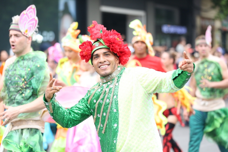 carnival duong pho khuay dong ho guom ky niem 20 nam thanh pho vi hoa binh