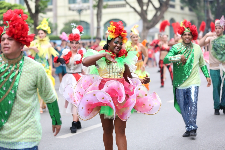 carnival duong pho khuay dong ho guom ky niem 20 nam thanh pho vi hoa binh