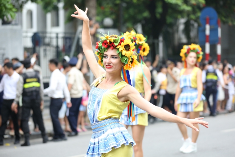 carnival duong pho khuay dong ho guom ky niem 20 nam thanh pho vi hoa binh