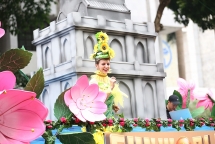 Rực rỡ sắc màu văn hóa thế giới bên Hồ Gươm trong Carnaval đường phố