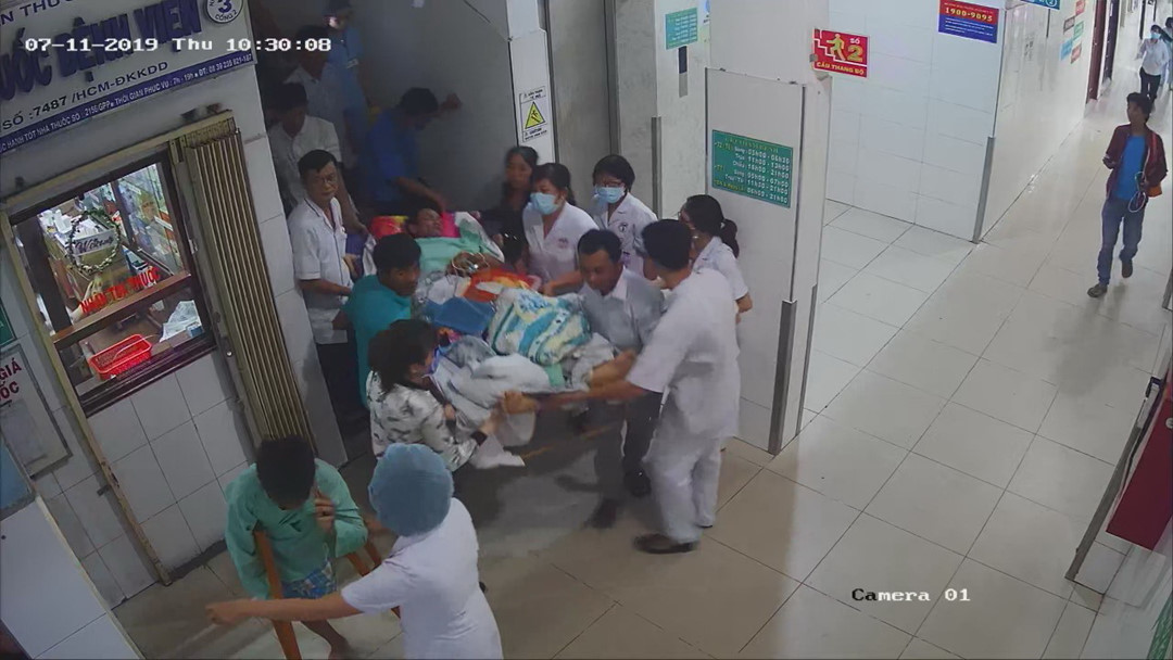 Cháy sát bệnh viện: Bệnh nhân đang mổ vẹo cột sống phải ngưng để sơ tán