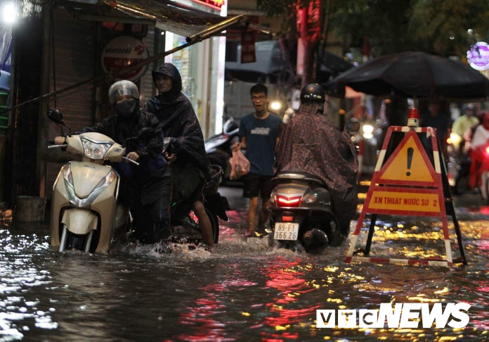 Ảnh: Đường Hà Nội ngập sâu, ùn tắc khủng khiếp sau cơn mưa lớn giờ tan tầm