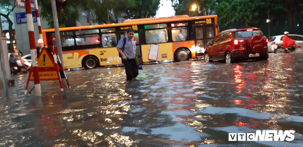 Ảnh: Đường Hà Nội ngập sâu, ùn tắc khủng khiếp sau cơn mưa lớn giờ tan tầm