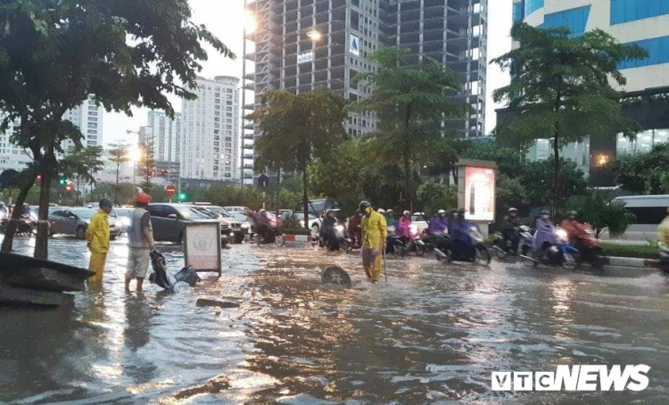 mua dong gio giat nguoi ha noi suyt bi cuon bay khi ra duong