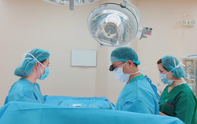 chang trai bi cong duong vat bac si trung quoc lai cat bao quy dau