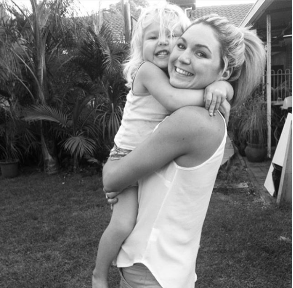 nu van dong vien the hinh tu vong vi dung bot whey