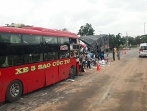 Xe giường nằm Cúc Tư đấu đầu xe tải: 2 tài xế tử vong, hàng chục người bị thương