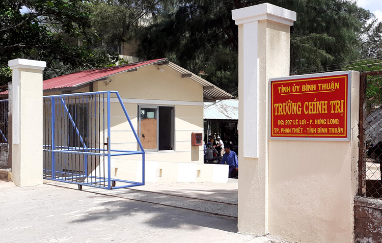hieu pho truong chinh tri binh thuan dung bang gia