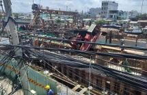 Đổ cần cẩu ở dự án chống ngập 10.000 tỷ, sập mái nhà cấp 4